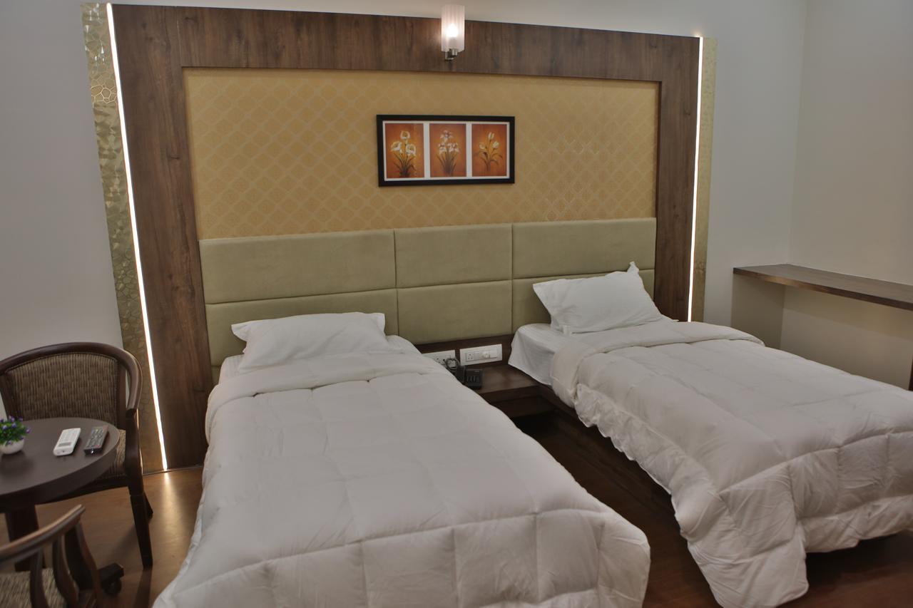 Hotel K P Pride Jālgaon Exteriér fotografie